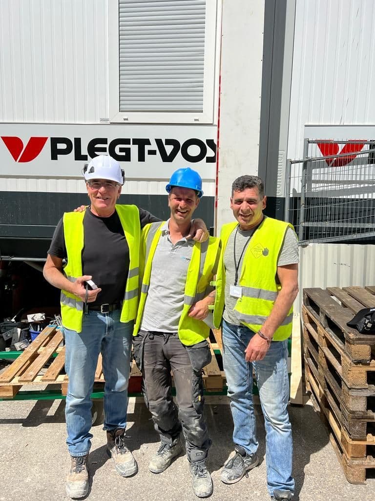 Drie technische vakmensen op een projectlocatie